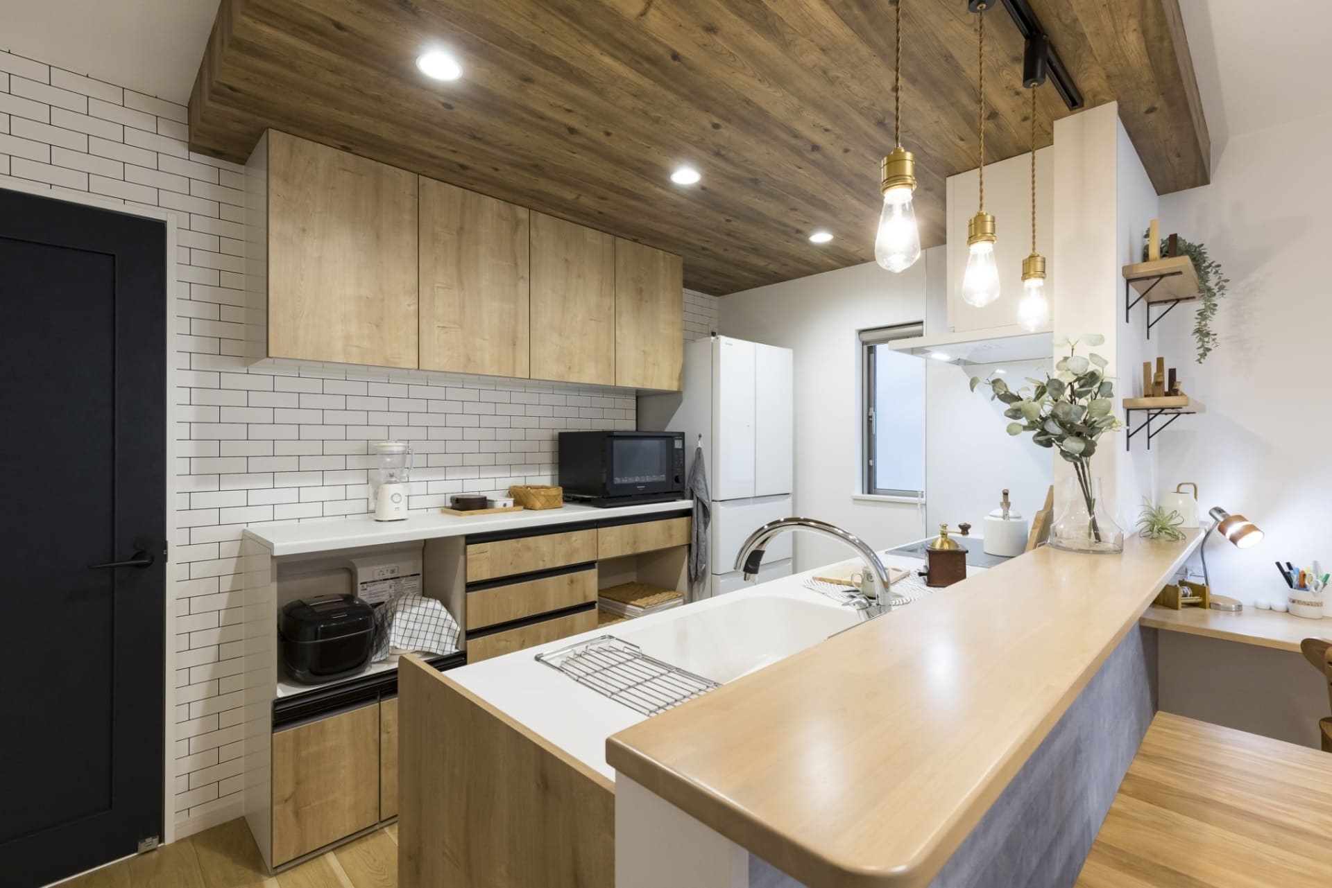 リノベーションで注目したいエンボスフィルム。デザイン性と機能性を両立する内装づくり